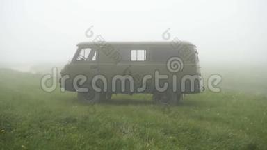 老苏联军用汽车在雾中的草地上